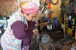 Eşine yardım i&ccedil;in başladı, mesleği oldu