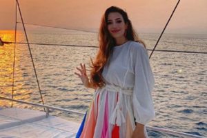 Hamile Rachel Araz yıldızlarla podyuma &ccedil;ıktı