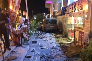 Ara&ccedil; restorana daldı, &ccedil;evredekiler s&uuml;r&uuml;c&uuml;y&uuml; d&ouml;vd&uuml;