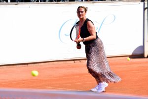 Bursa'daki tenis turnuvasında H&uuml;lya Avşar'a yoğun ilgi