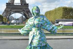 Paris Moda Haftası'na bu kıyafetle katıldı
