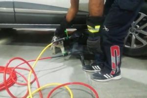 Otomobilin motoruna sıkışan yavru k&ouml;pek kurtarıldı