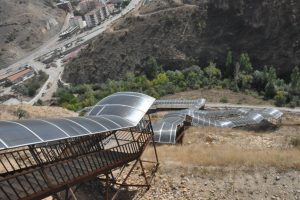 Yurda ulaşmak i&ccedil;in 550 basamaklı merdiven &ccedil;ıkıyorlar