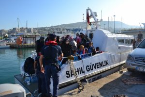 Kuşadası'nda &ccedil;ok sayıda d&uuml;zensiz g&ouml;&ccedil;men yakalandı