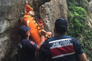Şelaleden d&uuml;şen turist &ouml;l&uuml;mden d&ouml;nd&uuml;