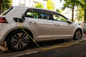 Elektrikli ara&ccedil;lar dizel ve benzinliyle arayı kapatıyor