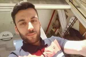 Kamyonete &ccedil;arpan motosiklet s&uuml;r&uuml;c&uuml;s&uuml; hayatını kaybetti