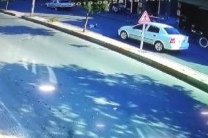 Otomobilin &ccedil;arptığı &ccedil;ocuk metrelerce havaya fırladı