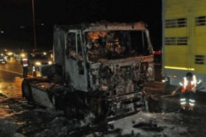 TIR yangını trafiği kilitledi