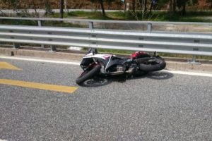 Otomobil ve motosiklet &ccedil;arpıştı