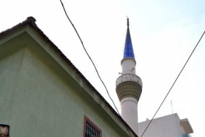 Kubbesinde &ccedil;atlaklar oluşan camiye yıkım kararı