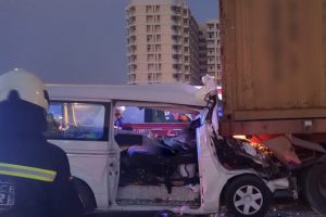 İş&ccedil;ileri taşıyan minib&uuml;s&uuml;n kamyona &ccedil;arpması sonucu 8 kişi &ouml;ld&uuml;