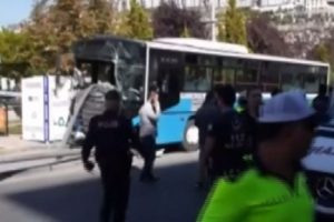 &Ouml;zel halk otob&uuml;s&uuml; durağa daldı: 3 &ouml;l&uuml;