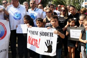 Mersin'de kadın &ouml;ğretmenin darp edilmesine tepki yağdı