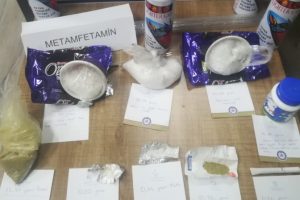 Keklerin i&ccedil;ine gizledikleri uyuşturucu ile yakalandılar