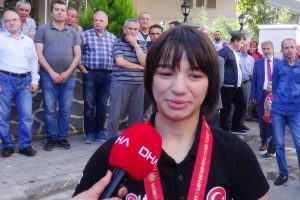 D&uuml;nya şampiyonu Merve Azak memleketinde coşkuyla karşılandı
