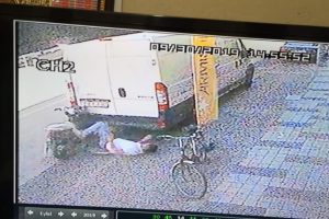 Bursa'da motosikletin park halindeki minib&uuml;se &ccedil;arpma anı kamerada