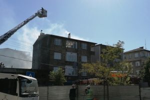 Alev alev yanan &ccedil;atı k&uuml;le d&ouml;nd&uuml;