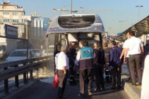 Metrob&uuml;ste yangın!