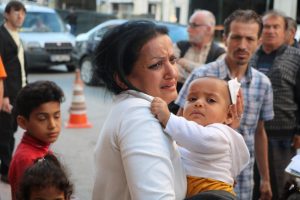 Başına pencere d&uuml;şen bebek yaralandı
