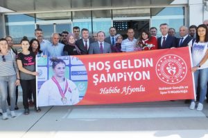 D&uuml;nya Şampiyonu Habibe, &ccedil;i&ccedil;eklerle karşılandı