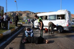 Kamyon ile &ouml;ğrenci servisi &ccedil;arpıştı