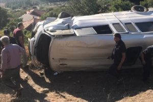 &Ouml;ğrenci servisi devrildi: 12 yaralı