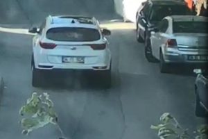Toz maskeli hırsızlar otomobilin camını kırıp &ccedil;antayı &ccedil;aldı