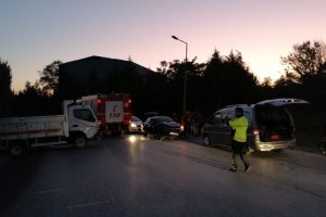 Kamyonet otomobille kafa kafaya &ccedil;arpıştı: 2 yaralı