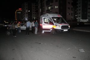 Diyarbakır'da otomobil ambulansa &ccedil;arptı