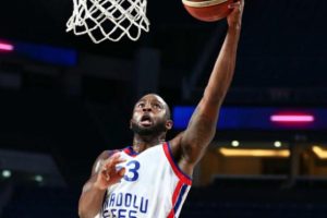 Son şampiyon Anadolu Efes galibiyetle başladı