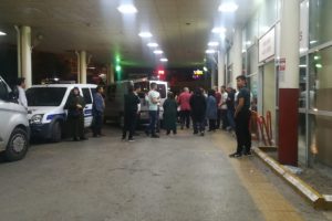 İzmir'de komşu kavgası: 1 &ouml;l&uuml;, 1'i ağır 2 yaralı