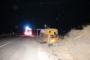 Ka&ccedil;ak g&ouml;&ccedil;menleri taşıyan minib&uuml;s kaza yaptı: 1 &ouml;l&uuml;, 4'&uuml; ağır 12 kişi yaralı