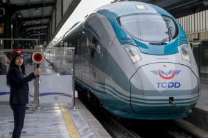 YHT garlarında engelli yolculara turuncu masa hizmeti
