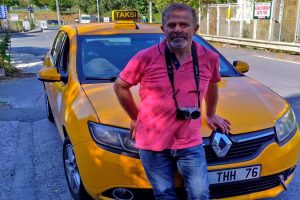 Taksici-y&ouml;netmen sokak &ccedil;ocuklarının sesi oldu