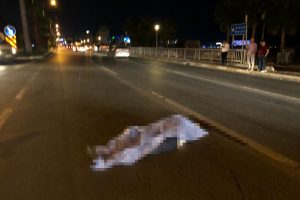 Başka bir aracın &ccedil;arpıp yola d&uuml;ş&uuml;rd&uuml;ğ&uuml; yayanın &uuml;zerinden ge&ccedil;ti