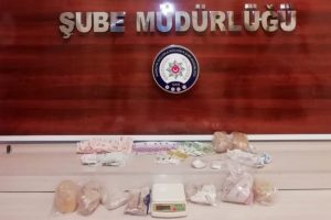 2 kilo 883 gram eroin ve para ele ge&ccedil;irildi