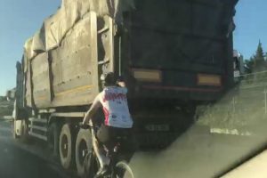 Bisikletlinin tehlikeli yolculuğu