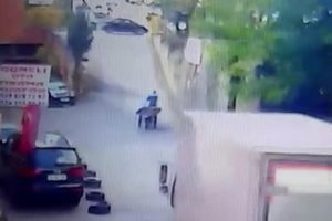 El arabasıyla duvar arasına sıkışıp can verdi
