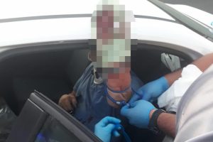 Tabela aracın &ouml;n camından ok gibi i&ccedil;eri girdi