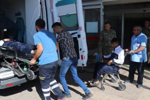 Askeri ara&ccedil; şarampole devrildi! 2 asker yaralı