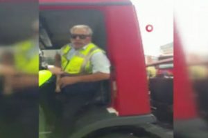 &Ccedil;ekici şof&ouml;r&uuml; vatandaşa sopayla saldırdı