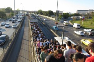 Altunizade metrob&uuml;s durağında yoğunluk devam ediyor