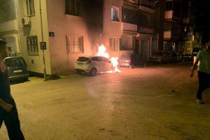Menemen'de park halindeki otomobil yandı