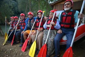 Dede ve ninelerin rafting heyecanı