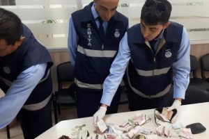 &Uuml;zerinden 8 bin lira &ccedil;ıkan dilenciye 124 lira para cezası kesildi