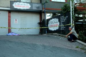Down sendromlu gen&ccedil; balkondan atladı
