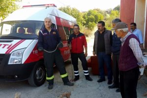İtfaiye ekiplerinin evde yakaladığı yılan doğaya salındı