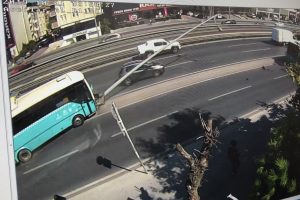 &Ouml;zel halk otob&uuml;s&uuml; orta ref&uuml;je &ccedil;ıktı: 5 yaralı