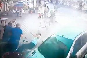 Otomobil pastaneye girdi; 6 yaralı
